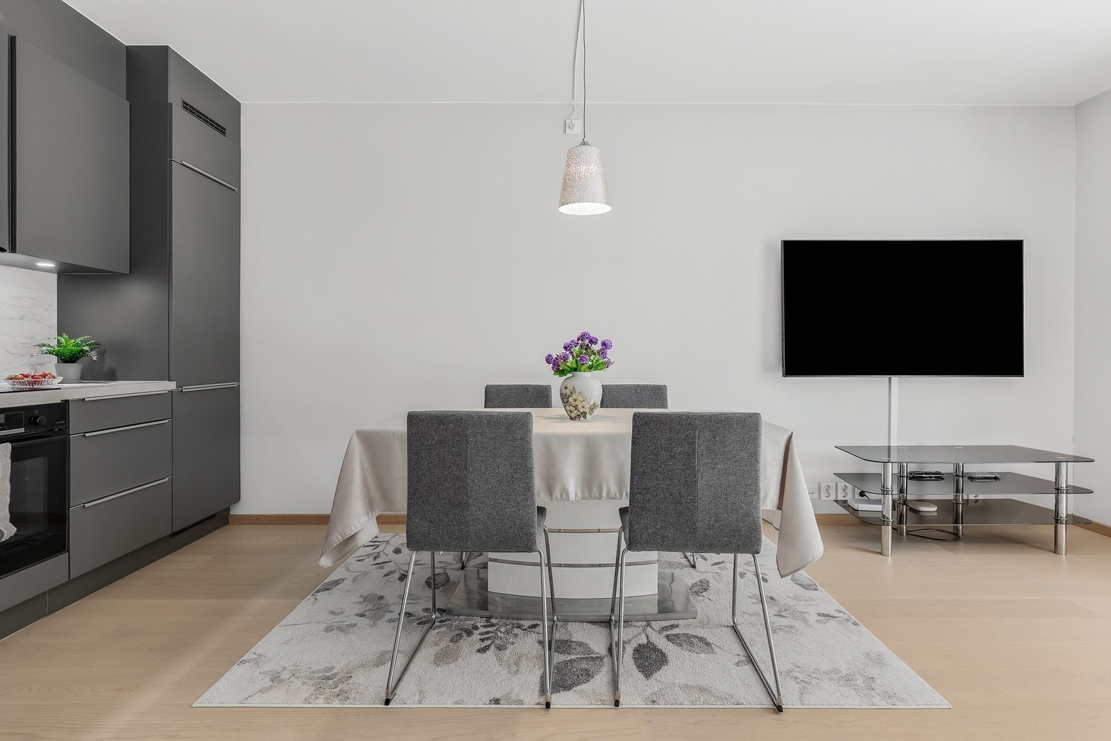 God plass til spisebord i spisestuedelen ved kjøkkenet. Galleribilde