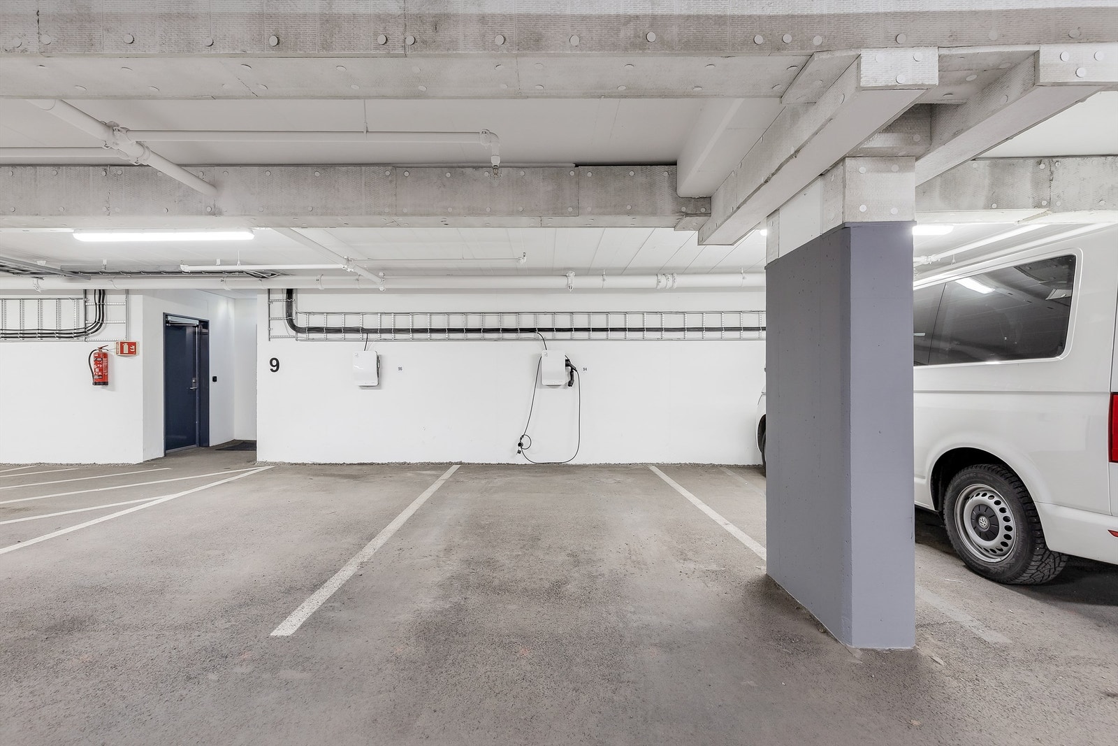 Boligen har parkeringsplass med lader for elbil i felles garasje anlegg. Denne har vedtektsfestet rettslig disposisjonsrett. Galleribilde