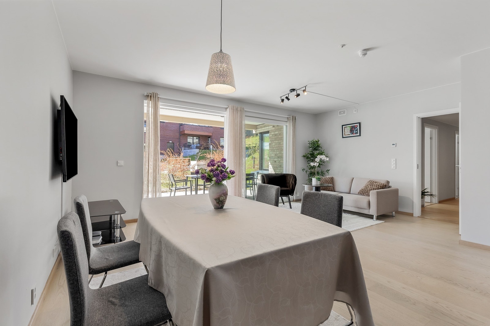 Romslig stue / spisestue med god plass til sittegruppe, TV-område og stort spisebord. Den åpne løsningen mellom kjøkken, stue og spisestue skaper en sosial atmosfære når man er med venner og familie. Galleribilde