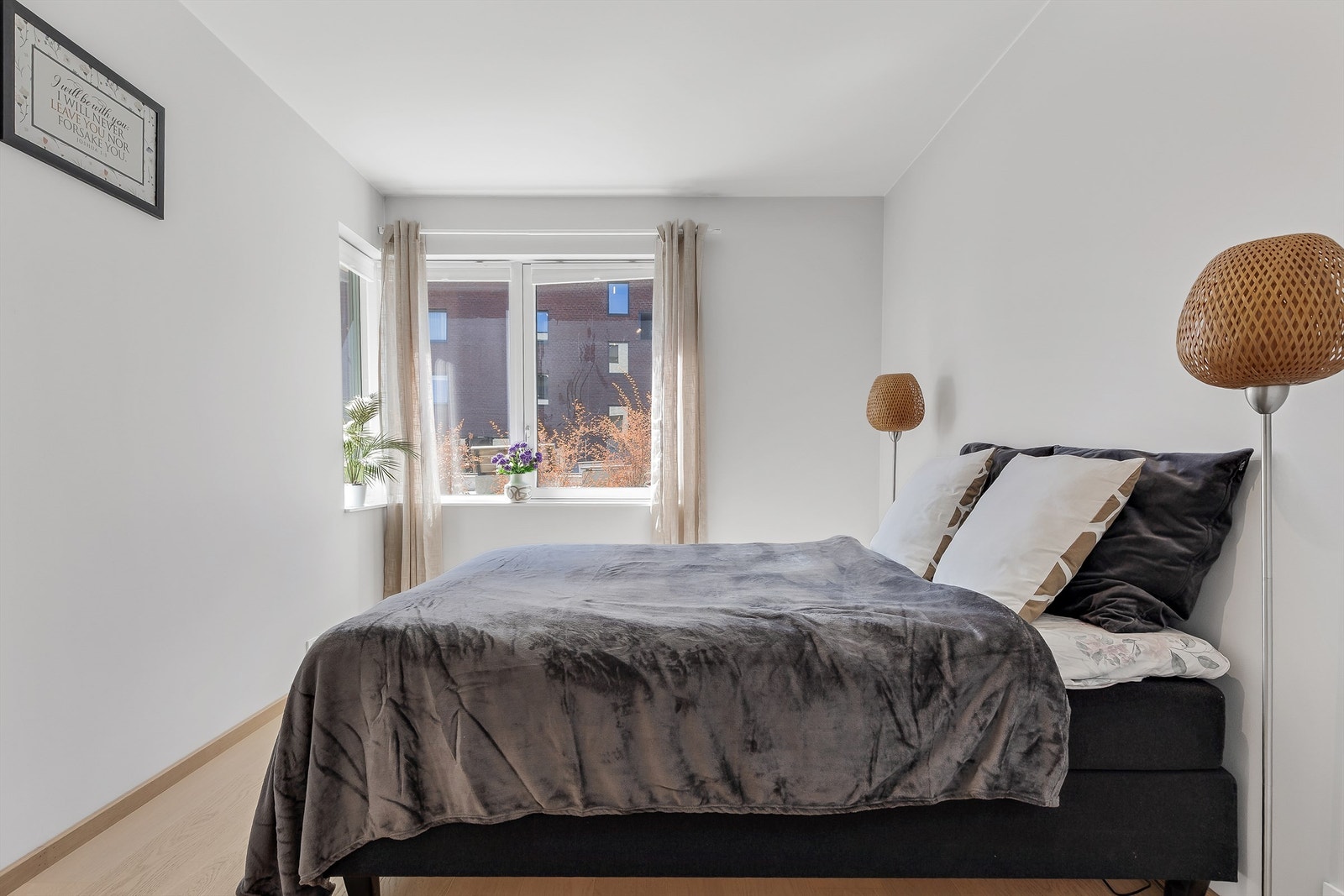 Leiligheten har 2 soverom. Hovedsoverommet har god plass til dobbeltseng og garderobeskap. Galleribilde