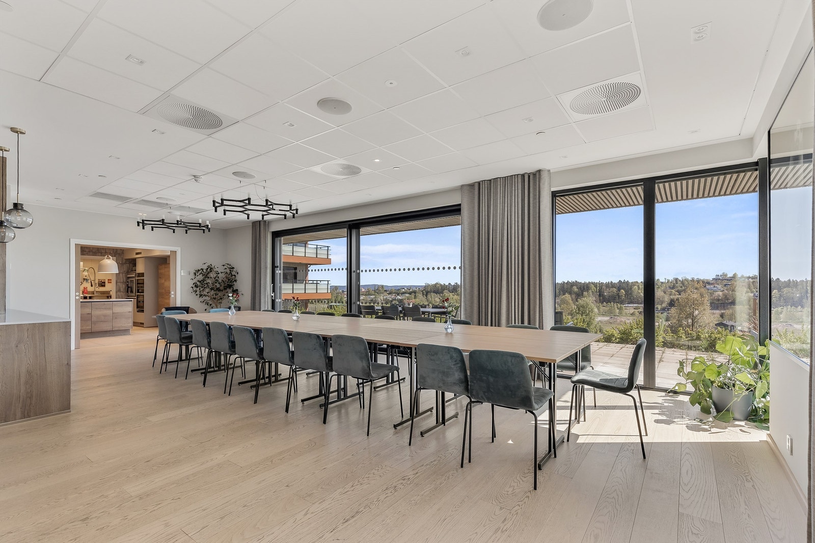 Serviceområdet betjenes av en vert som hjelper med store og små tjenester, fra skjorterens til organisering av dekkservice. Det er også 2 rom som man kan leie. Galleribilde