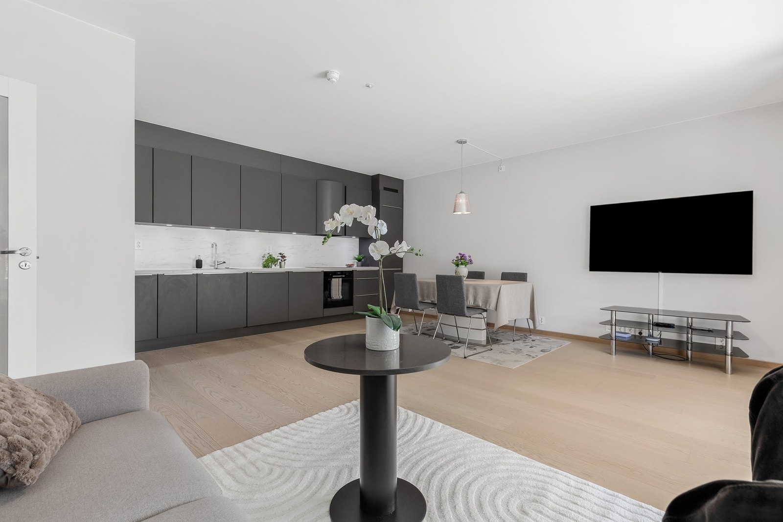 Romslig stue / spisestue med god plass til sittegruppe, TV-område og stort spisebord. Den åpne løsningen mellom kjøkken, stue og spisestue skaper en sosial atmosfære når man er med venner og familie. Galleribilde
