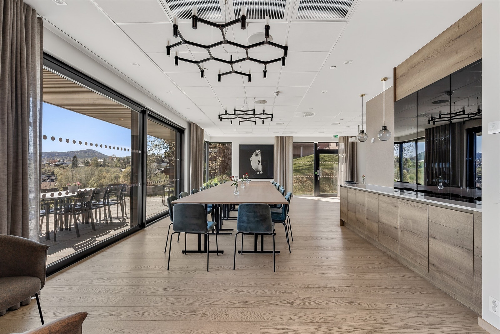 Plussareal med treningsrom, gjesterom, lounge med kaffebar og selskapslokaler - alt tilgjengelig for beboerne. Her får du ikke bare en bolig, men et levende fellesskap med bemannet resepsjon som gjør hverdagen enklere. Galleribilde