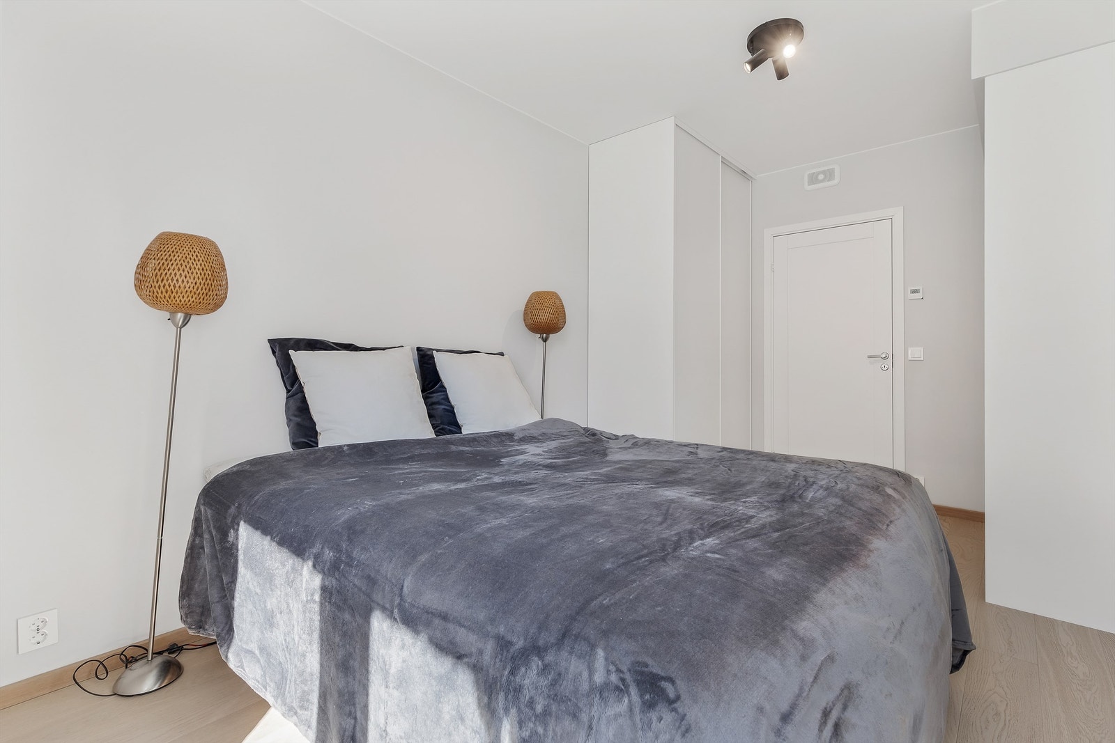 Leiligheten har 2 soverom. Hovedsoverommet har god plass til dobbeltseng og garderobeskap. Galleribilde