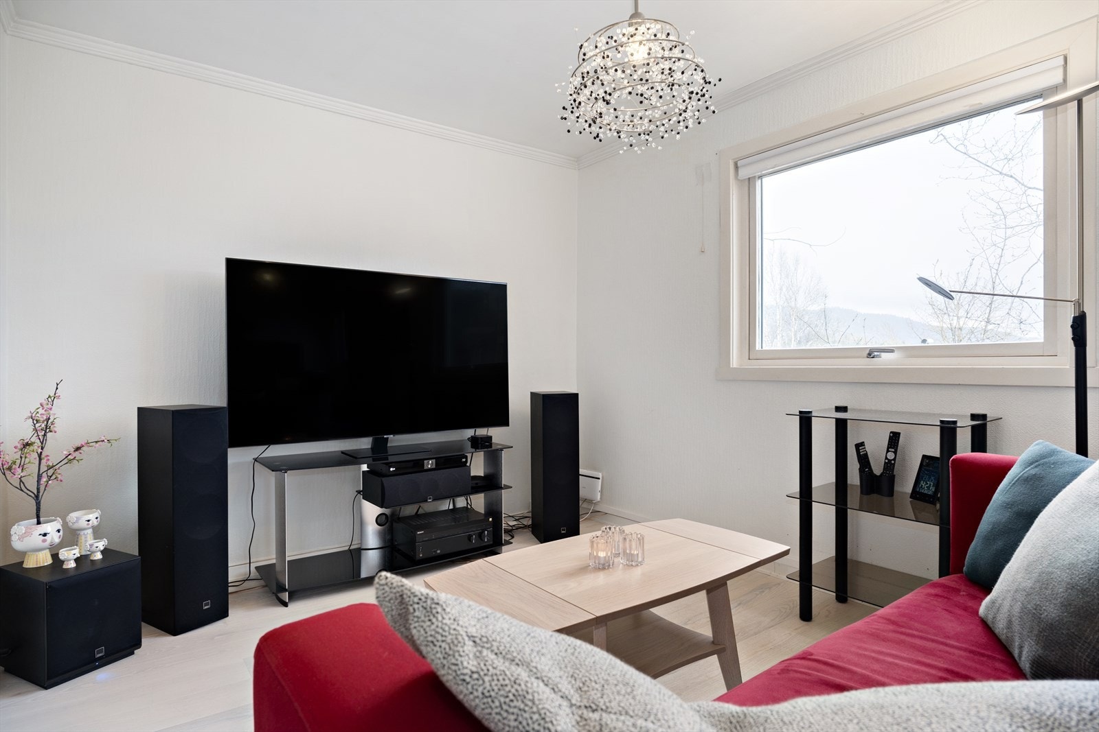 Stuene, kjøkken og gang har parkettgulv fra 2019. Galleribilde