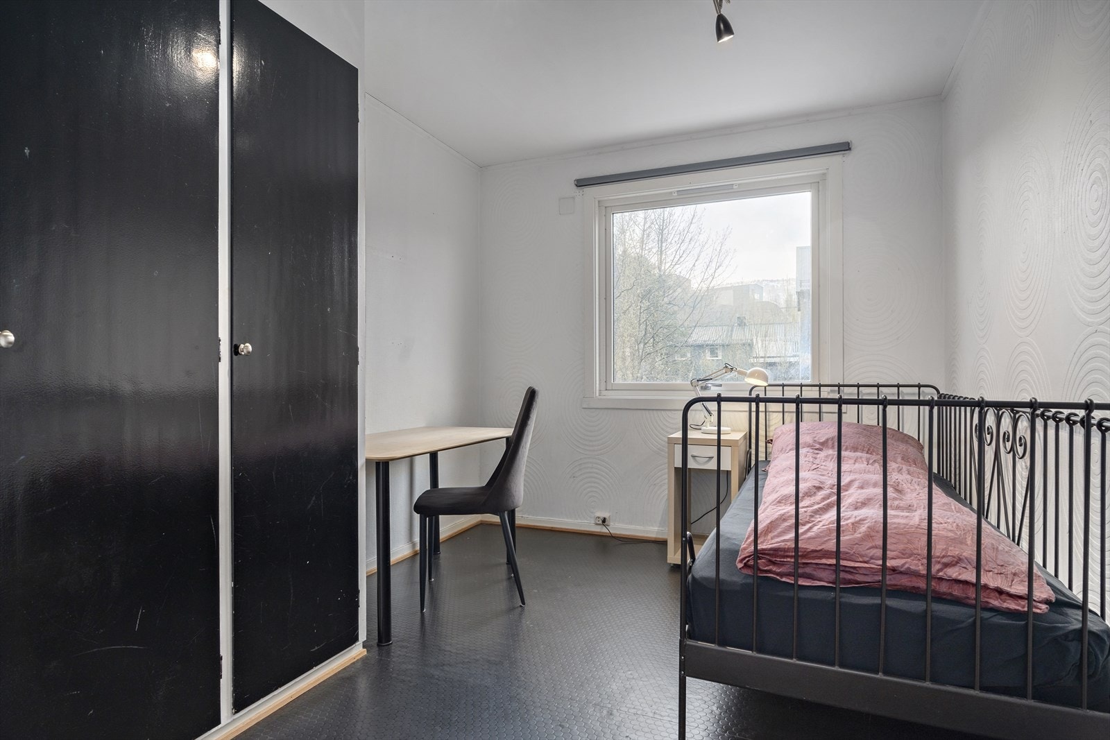 Soverom 2 har også plassbygde skap. Galleribilde