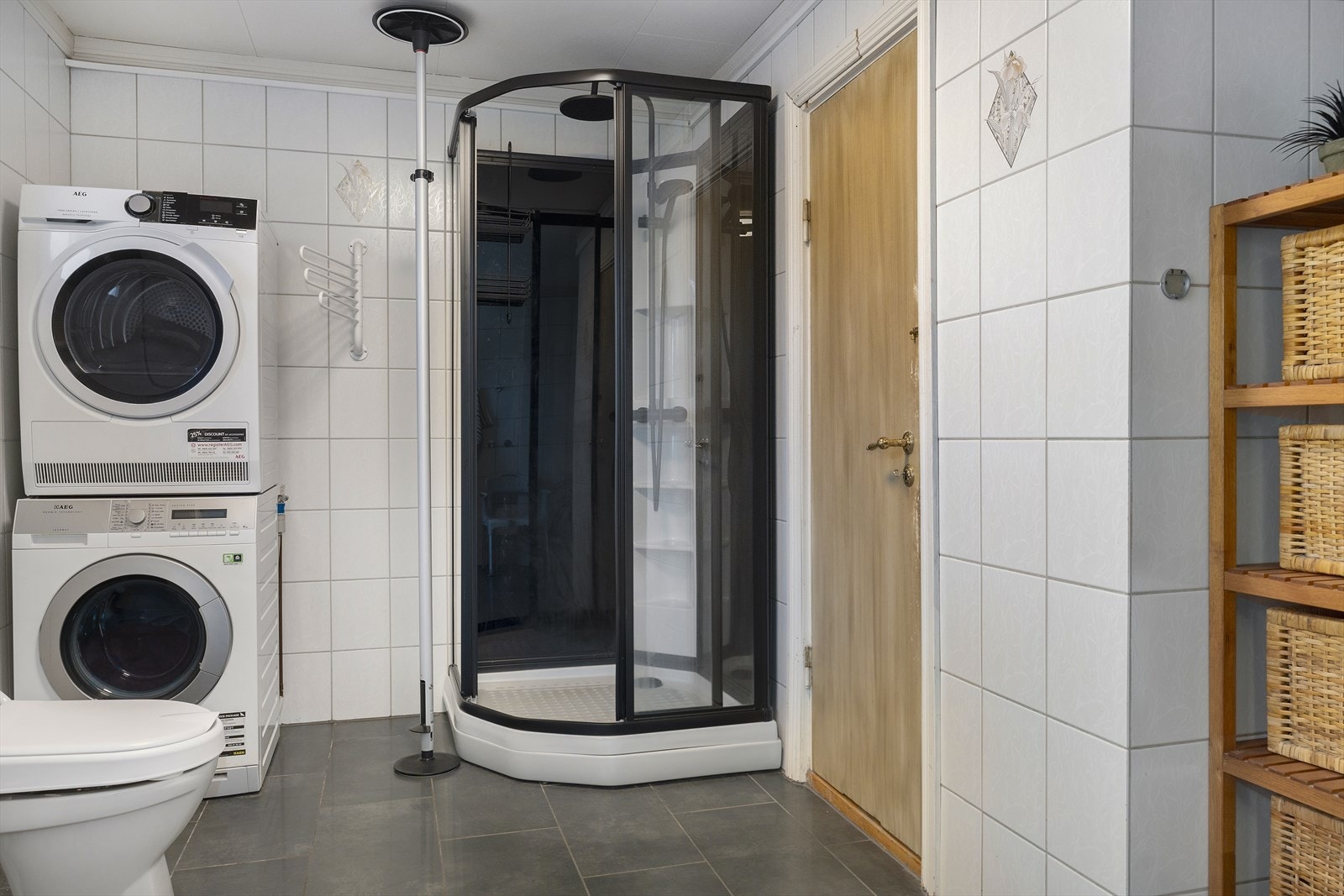 I rommet er det lagt nye gulvfliser i 2019, det ble samtidig lagt ny membran og byttet sluk. Galleribilde