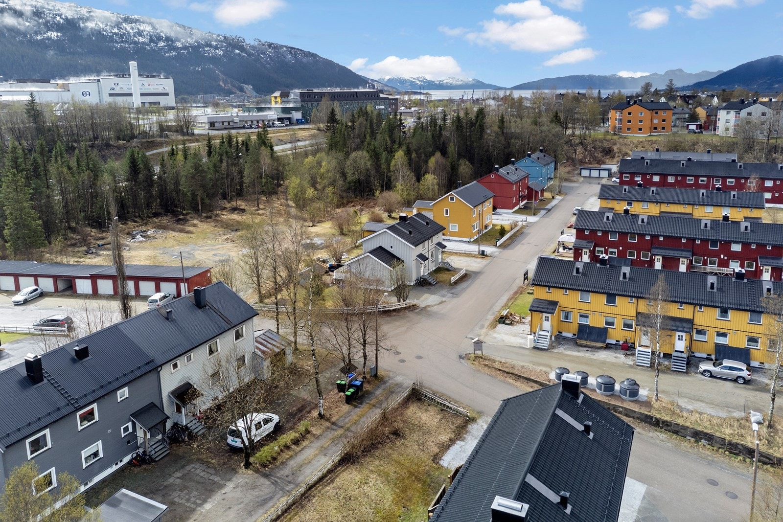 Eiendommen ligger sentrumsnært, om lag 2,5 km fra sentrum. Den er plassert på Revelmyra med kort vei til dagligvarebutikker og andre forretninger på Langmoheia. Galleribilde
