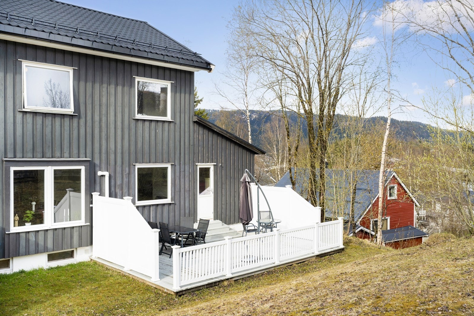 Terrassen er på 31 m². Her er det montert plastrekkverk og levegger i 2021. Galleribilde