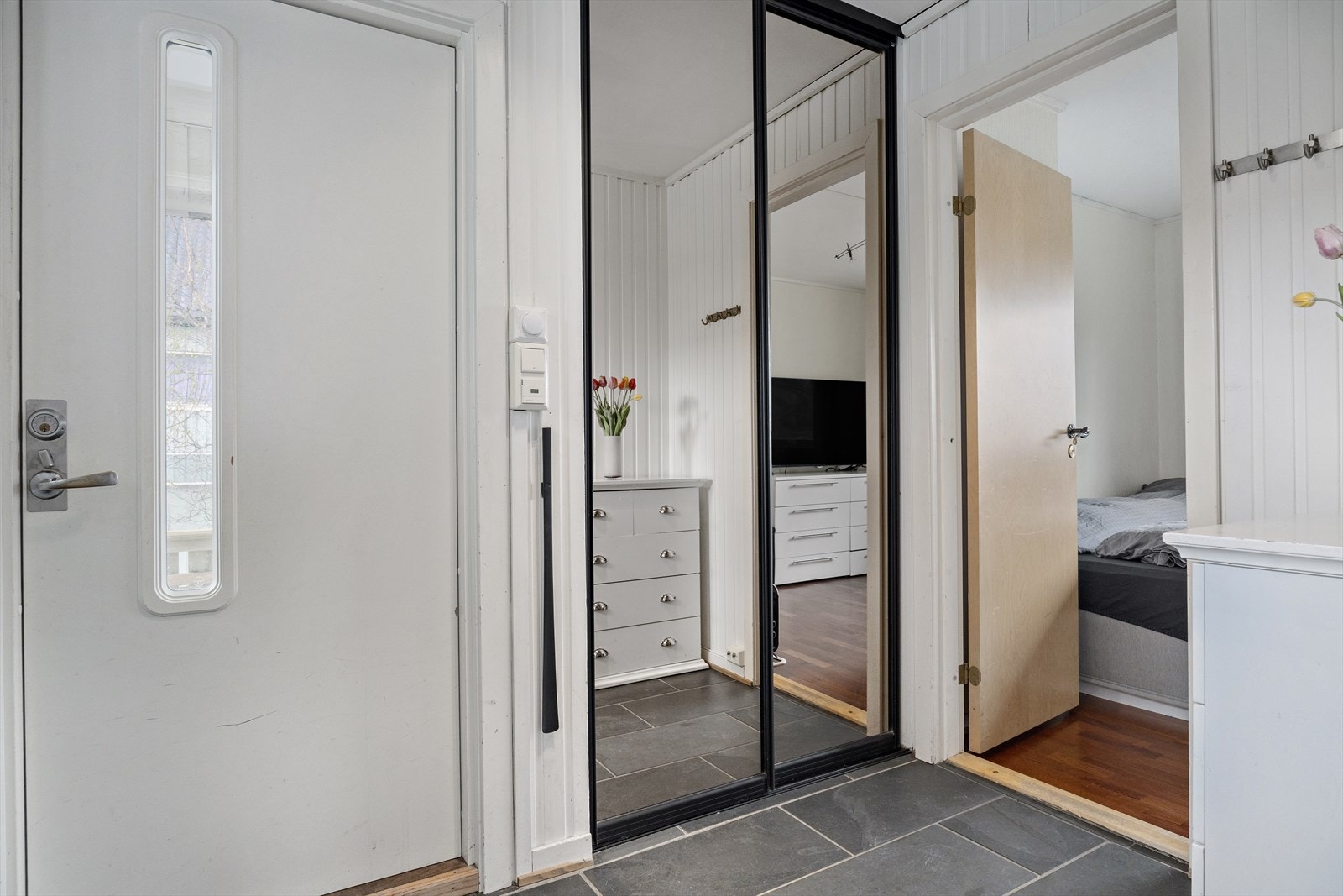 Velkommen inn - Her blir man møtt av en romslig entré med god plass til tøy å sko. Det er også skyvedørsgarderobe i rommet. Galleribilde