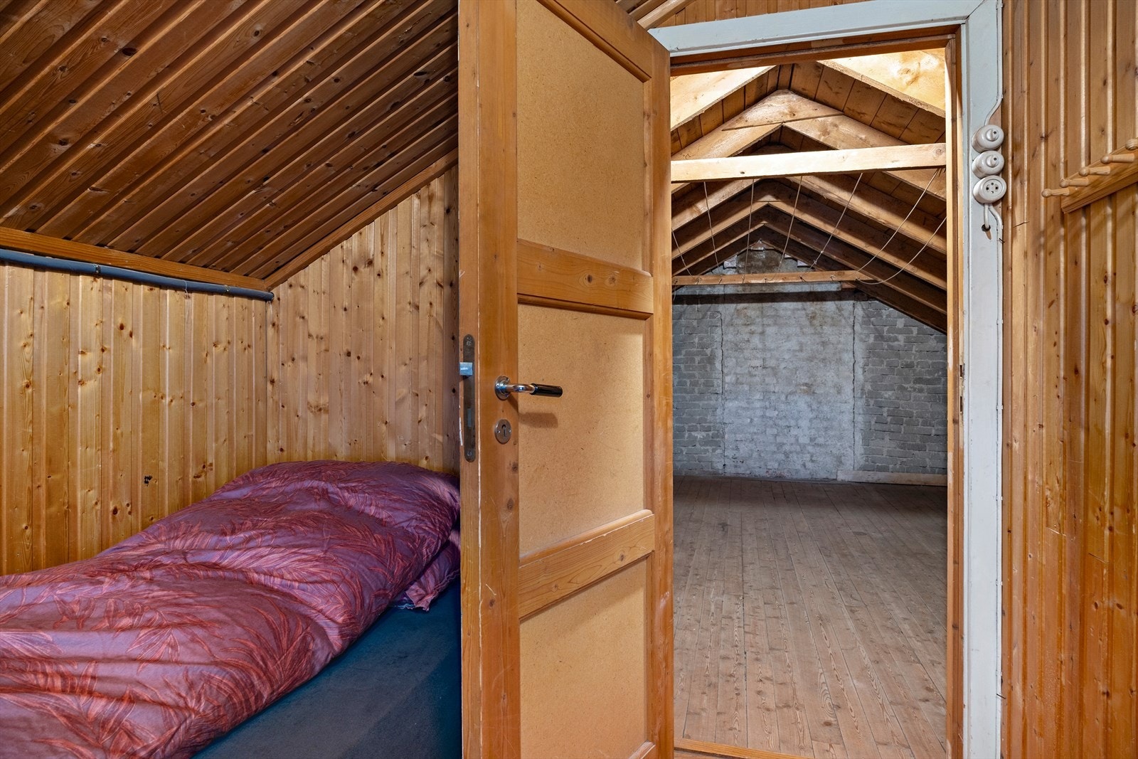 Loftsetasjen har et areal på 29 m², der 20 m² er måleverdig. Galleribilde