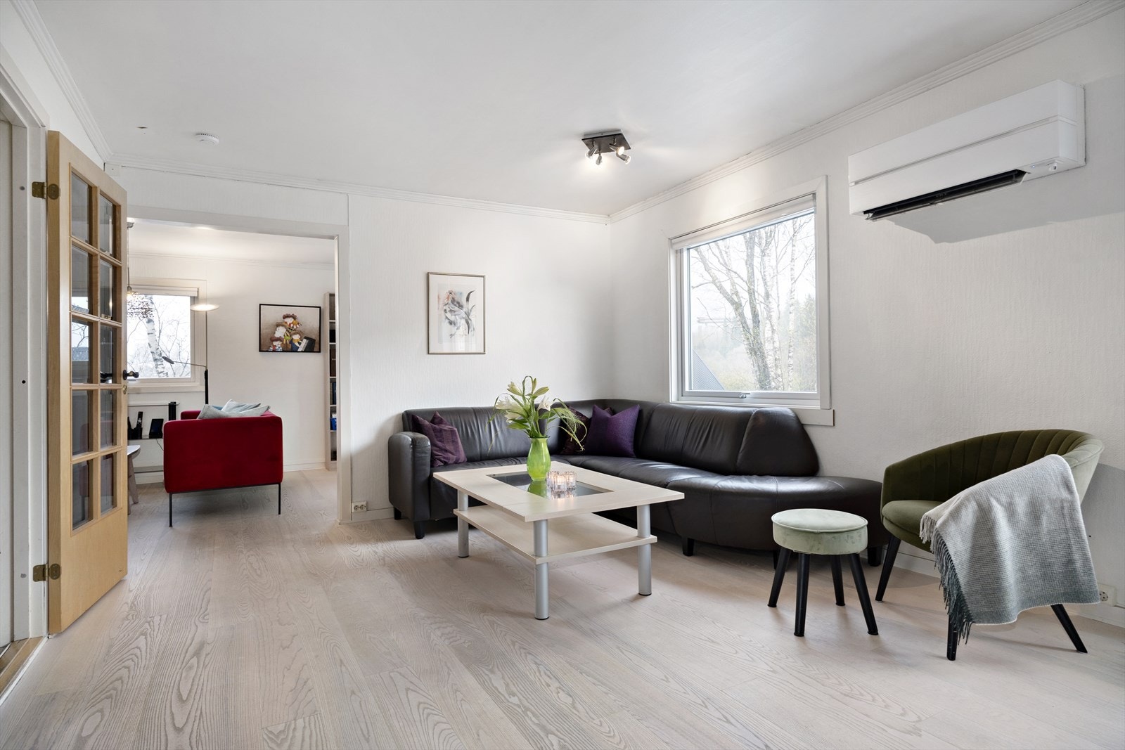Fra stuen kommer man til egen tv-stue og kontor. Galleribilde