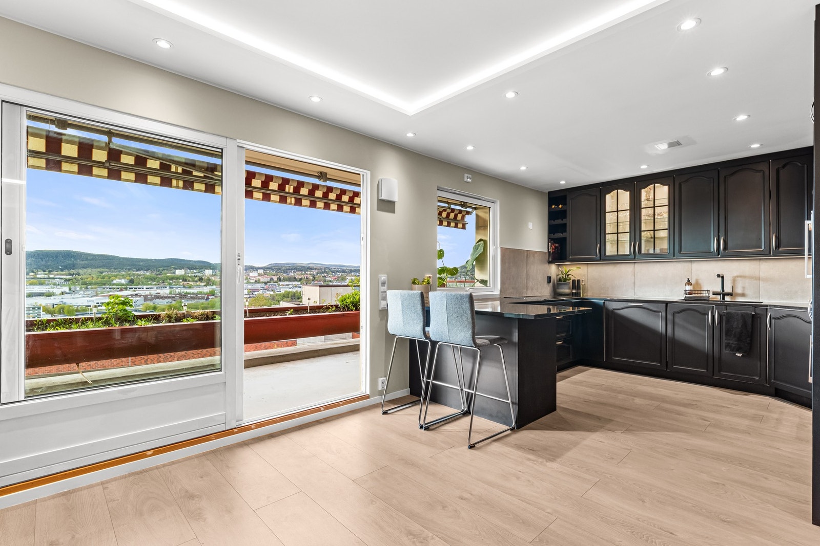 Stilrent og moderne kjøkken med profilerte fronter og god skap- og benkeplass. Galleribilde