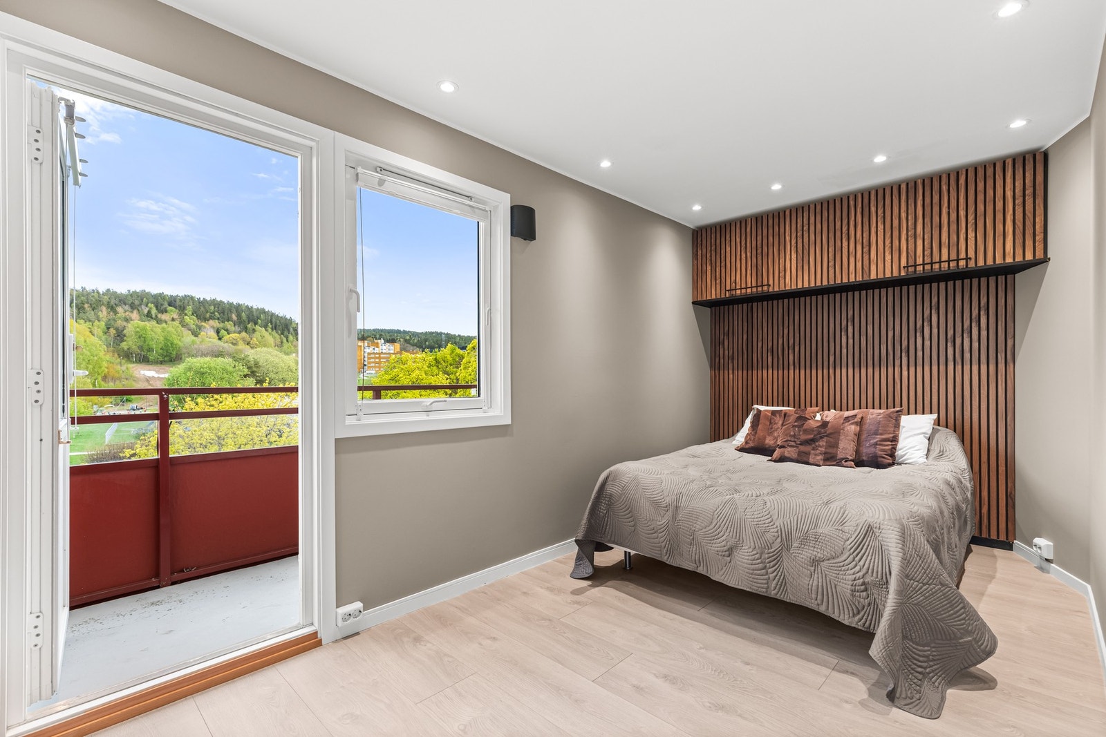 Fra hovedsoverommet kan du tre ut på en sydøstvendt balkong på 8 m². Galleribilde