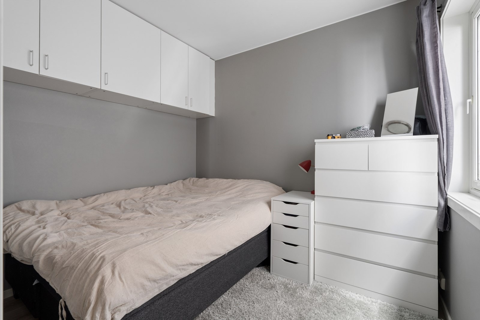 Soverom med plass til dobbeltseng og oppbevaring i overskap og kommode. Galleribilde