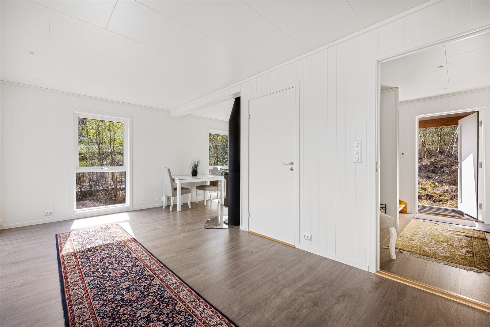 Romslig stue. Galleribilde