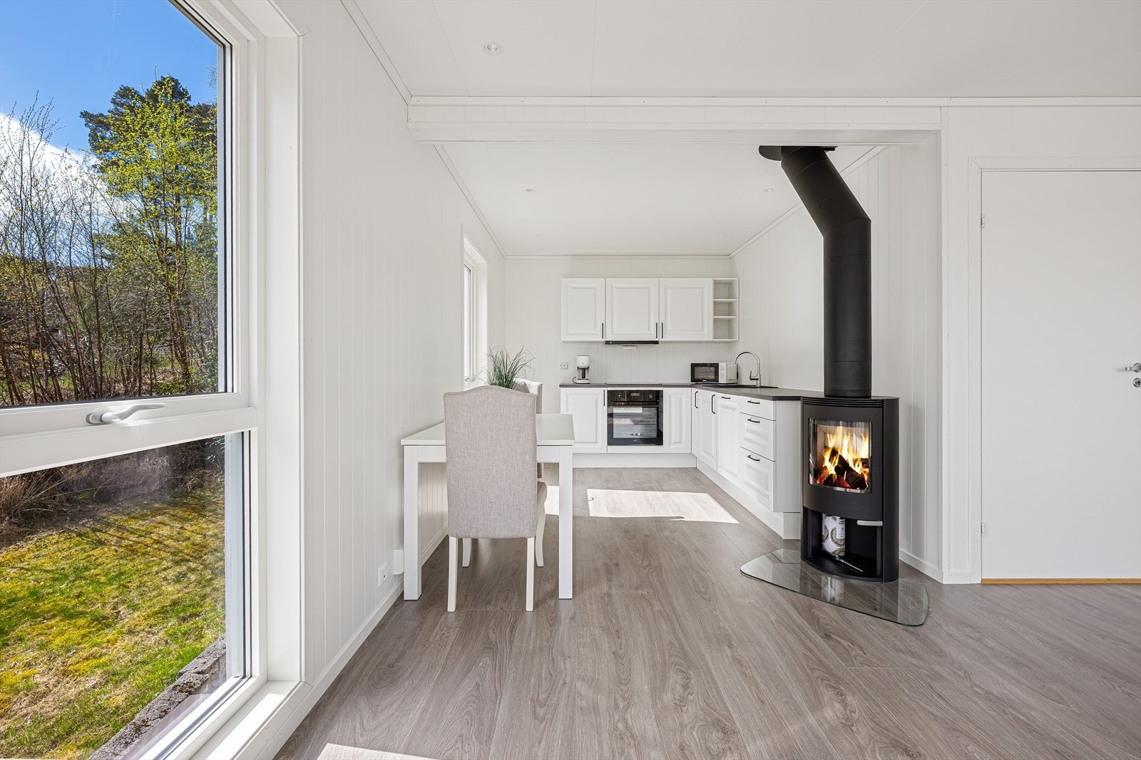 Moderne og funksjonelt kjøkken med god plass til frokostbord og stoler. Galleribilde