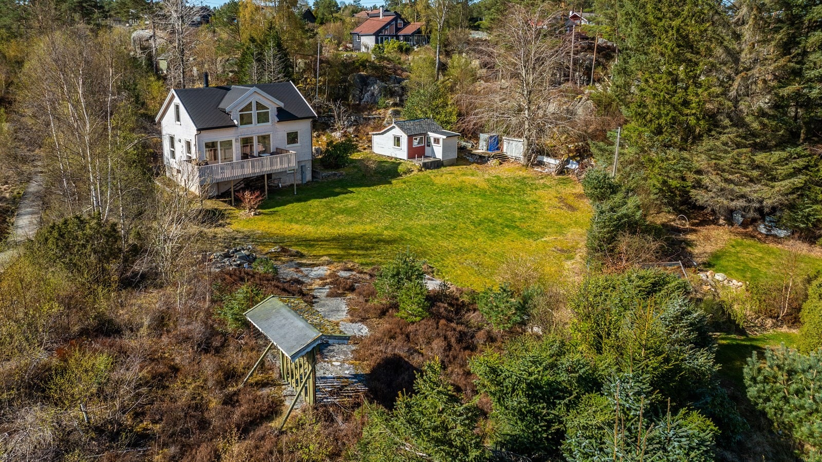 Hytte i moderne design med stor hage på relativt flat mark. Galleribilde