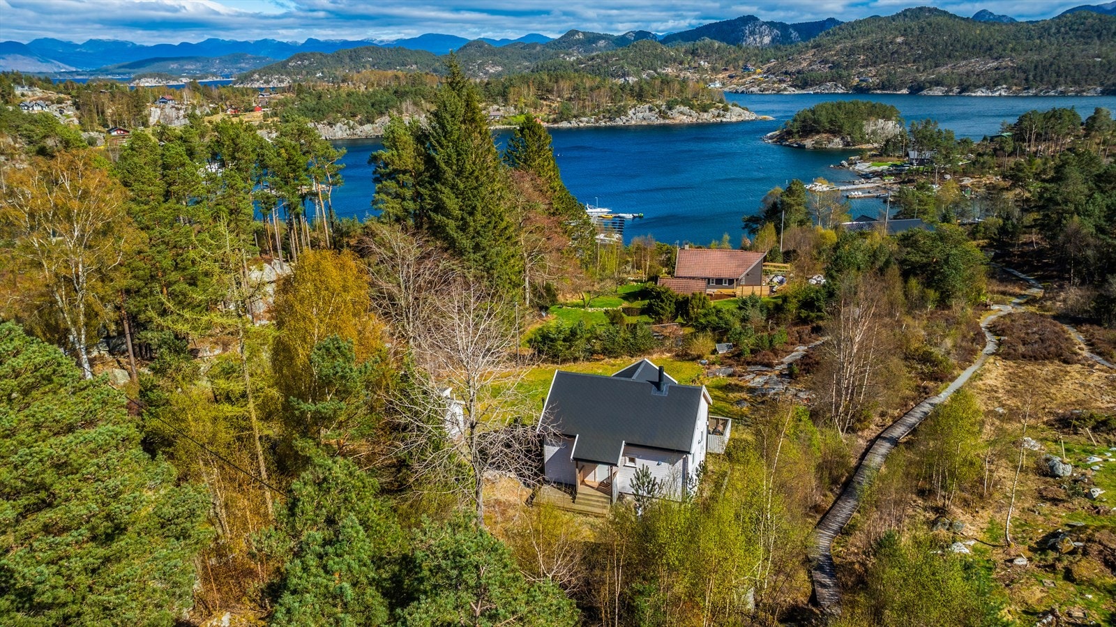 Nydelig beliggenhet med stor tomt og fantastisk utsikt. Galleribilde