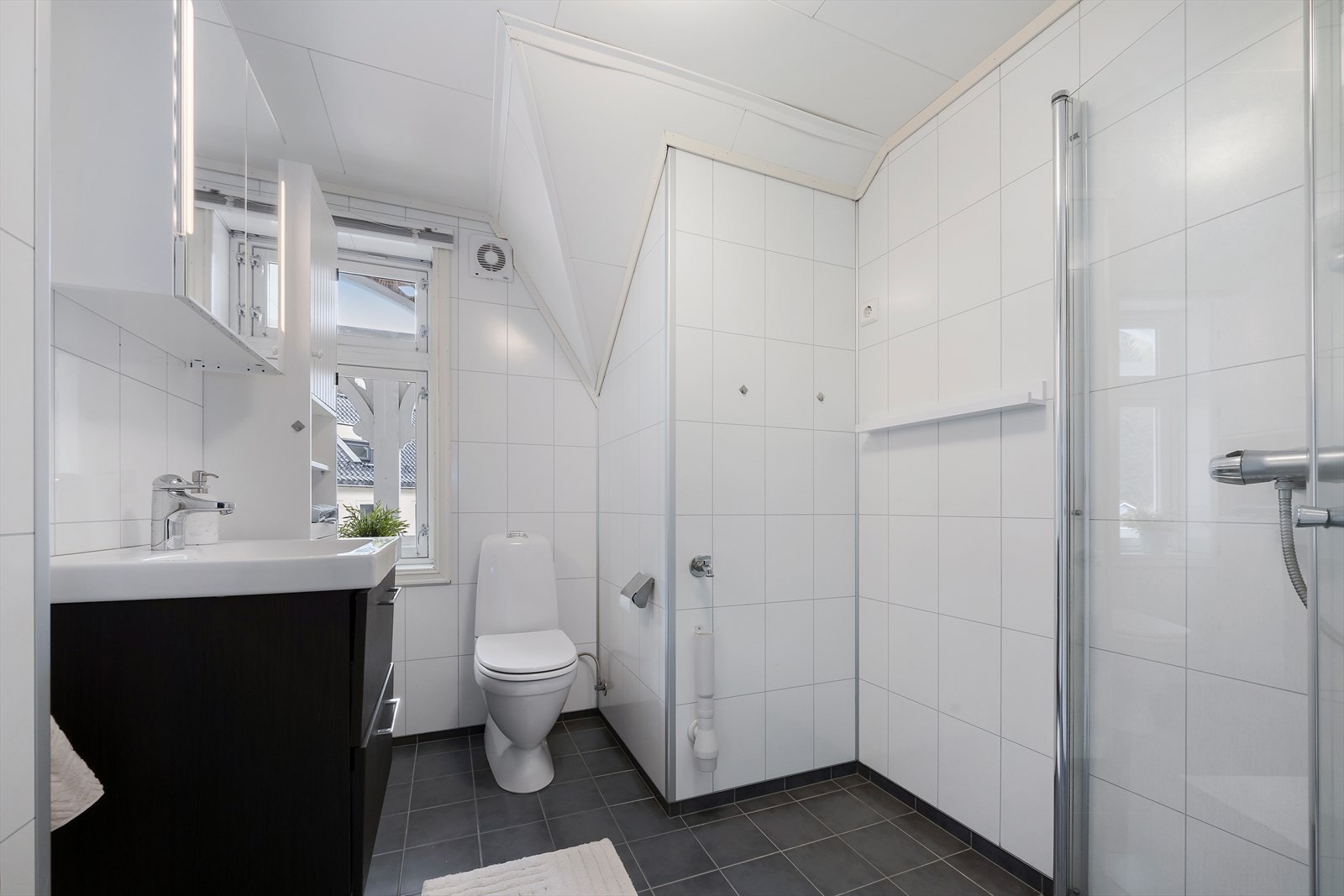 Badet i loftsetasjen er også oppgradert i seinare tid. Det er flislagt golv med varmekablar Galleribilde
