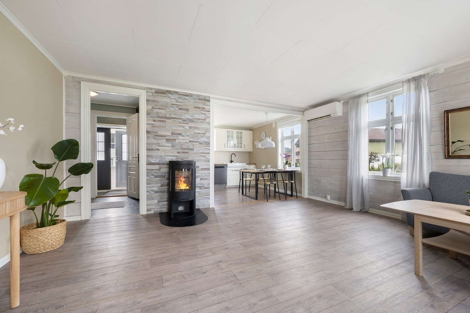 Stove/kjøkken i opa løysing har god plass til fleire sitjegrupper Galleribilde