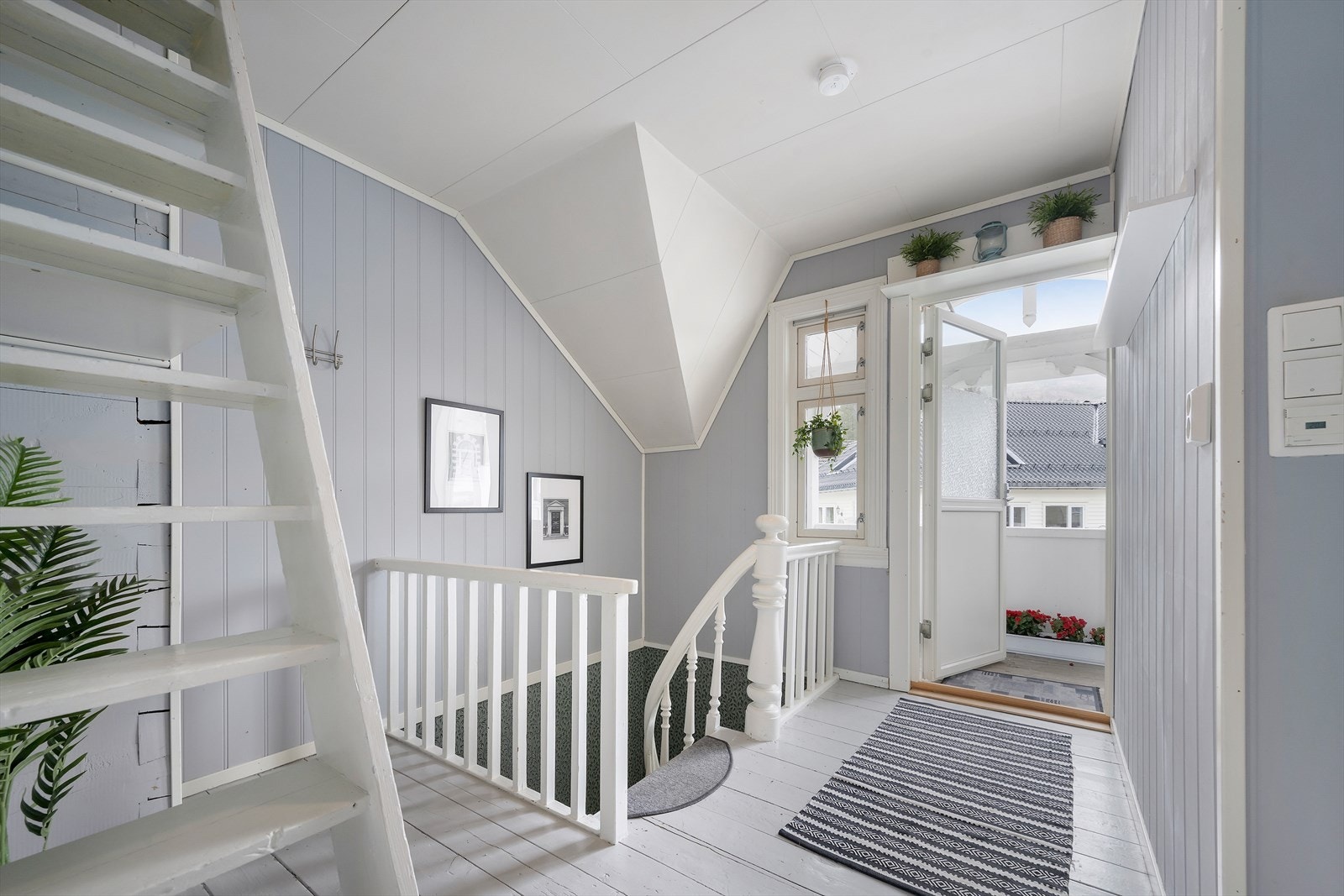 Autentisk trapp leiar opp til 2. etasjen. Vidare er det trappestige til stort loft Galleribilde