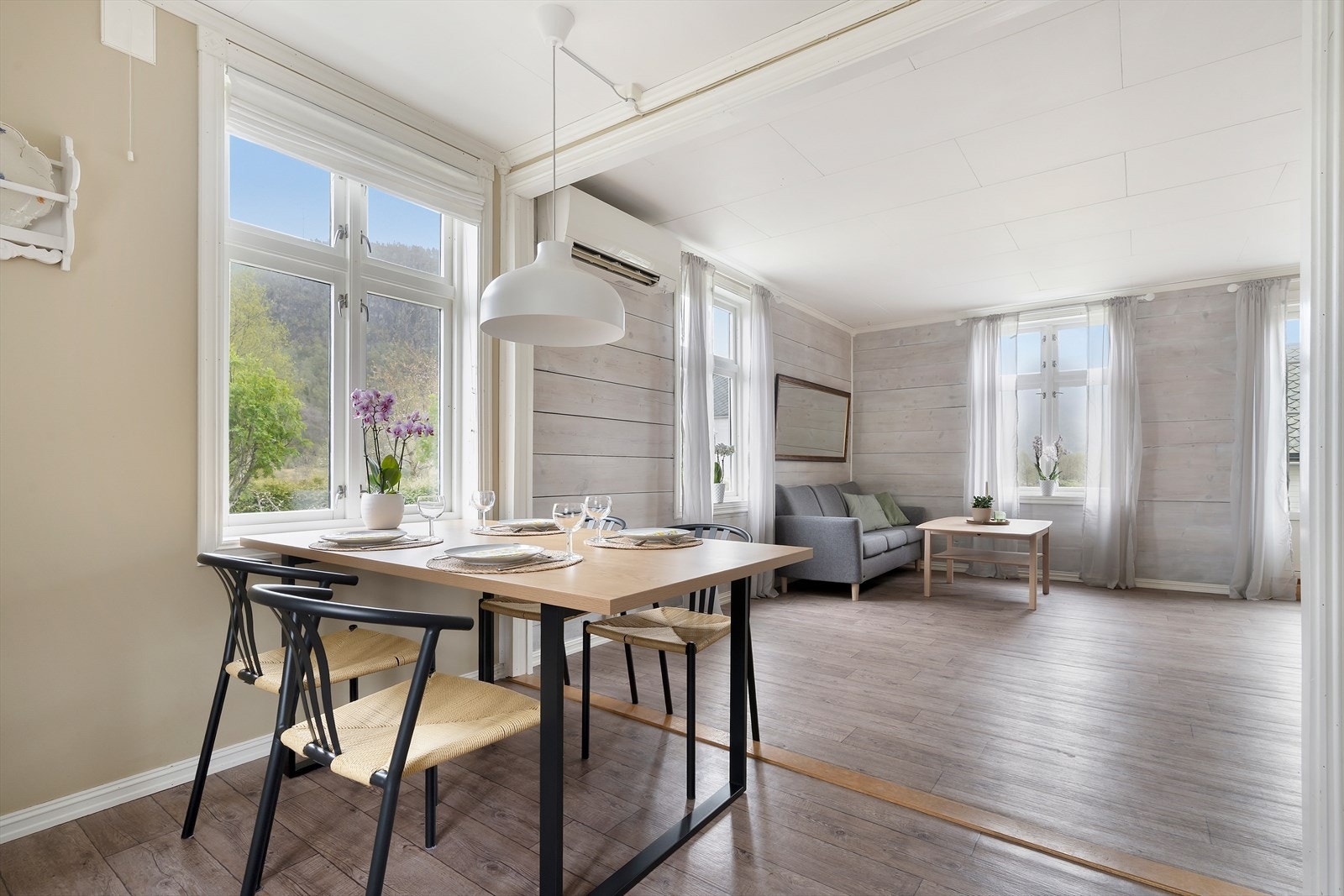 Opphaldsrommet har rikeleg med vindauge som slepp inn mykje naturleg dagslys Galleribilde