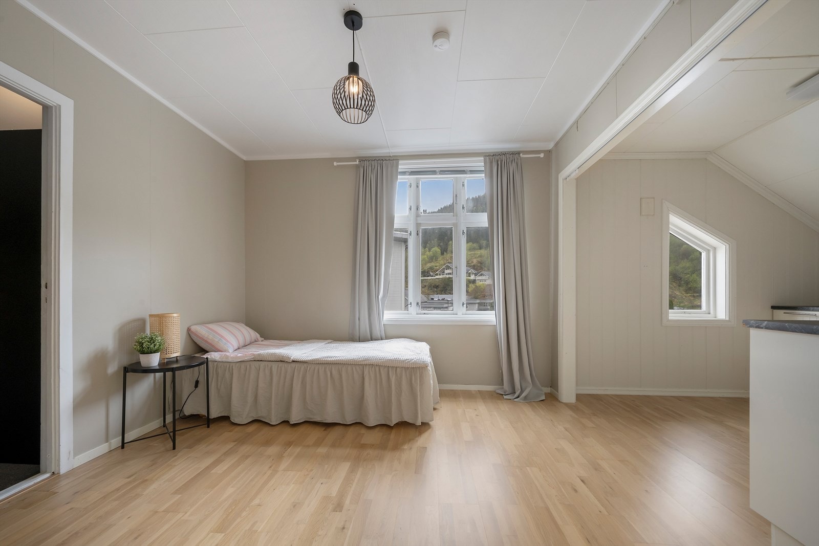 Soverom/loftsstove med tilkomst til garderoberom Galleribilde