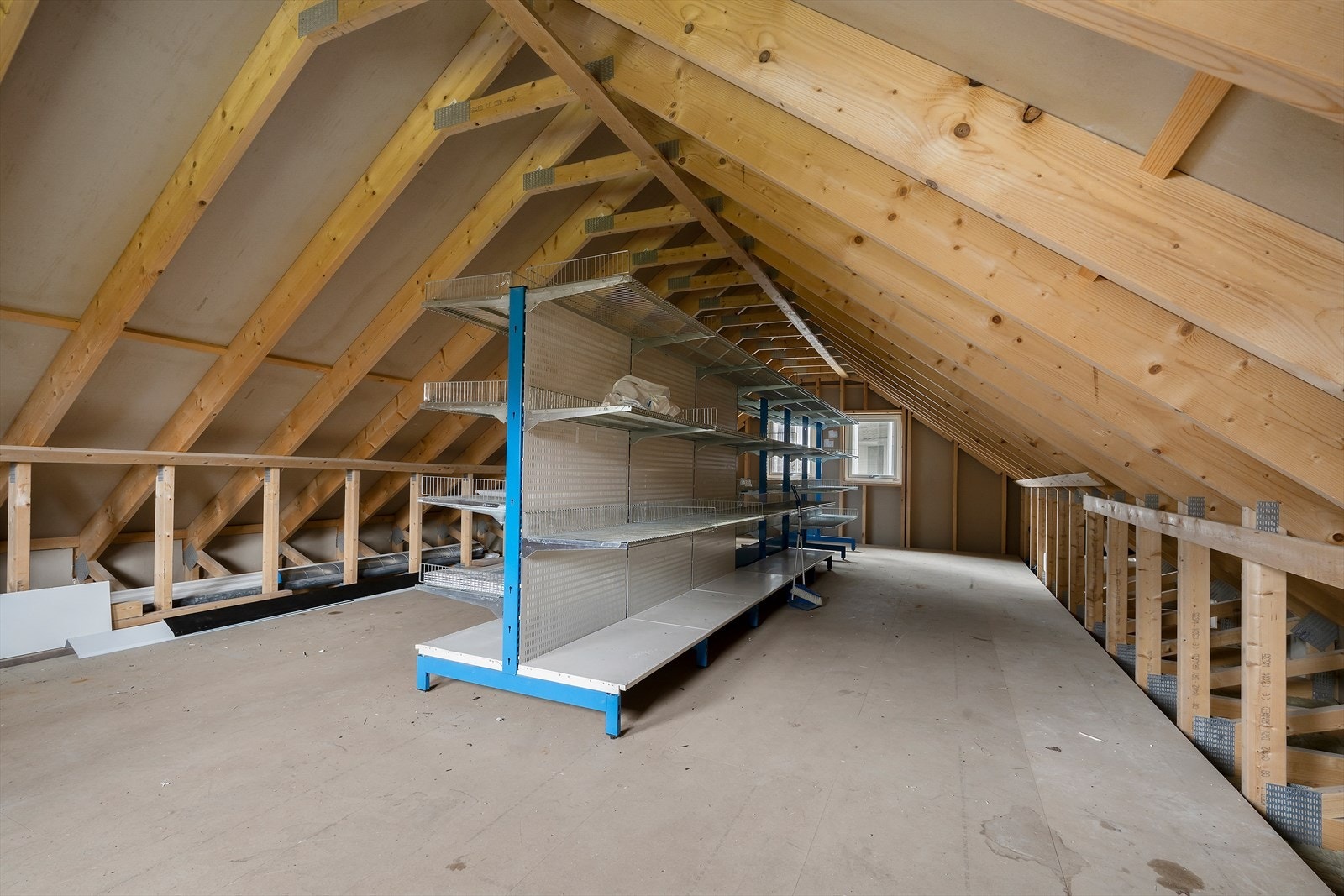 Loft på garasjen med stort laggerrom Galleribilde