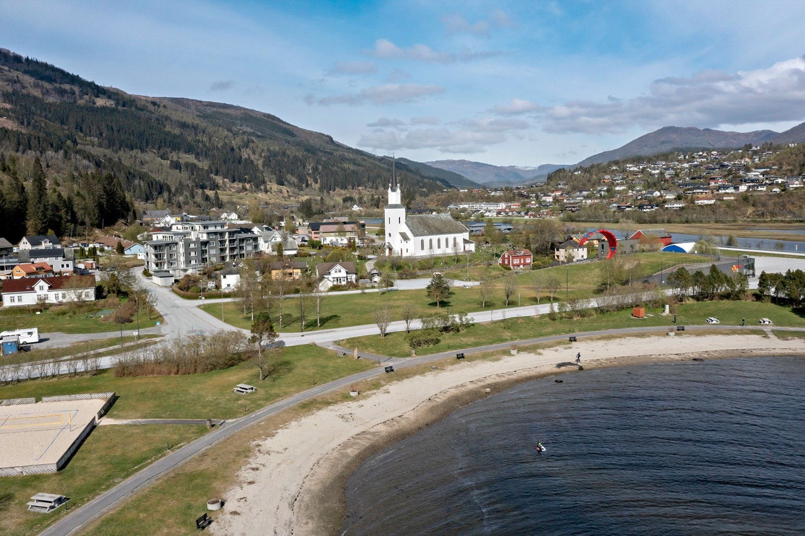 Populær badestrand like ved, samt kort avstand til daglegvarer Galleribilde