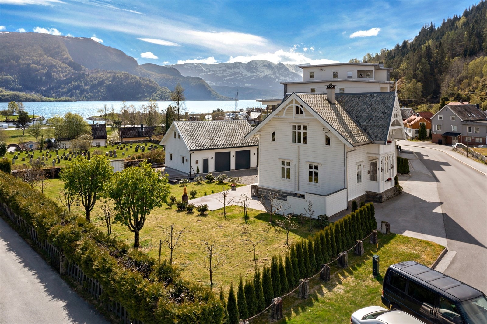 Med ei stor flat tomt på 1232 kvm mitt i sentrum er dette ein svært sjeldan sjanse! Galleribilde