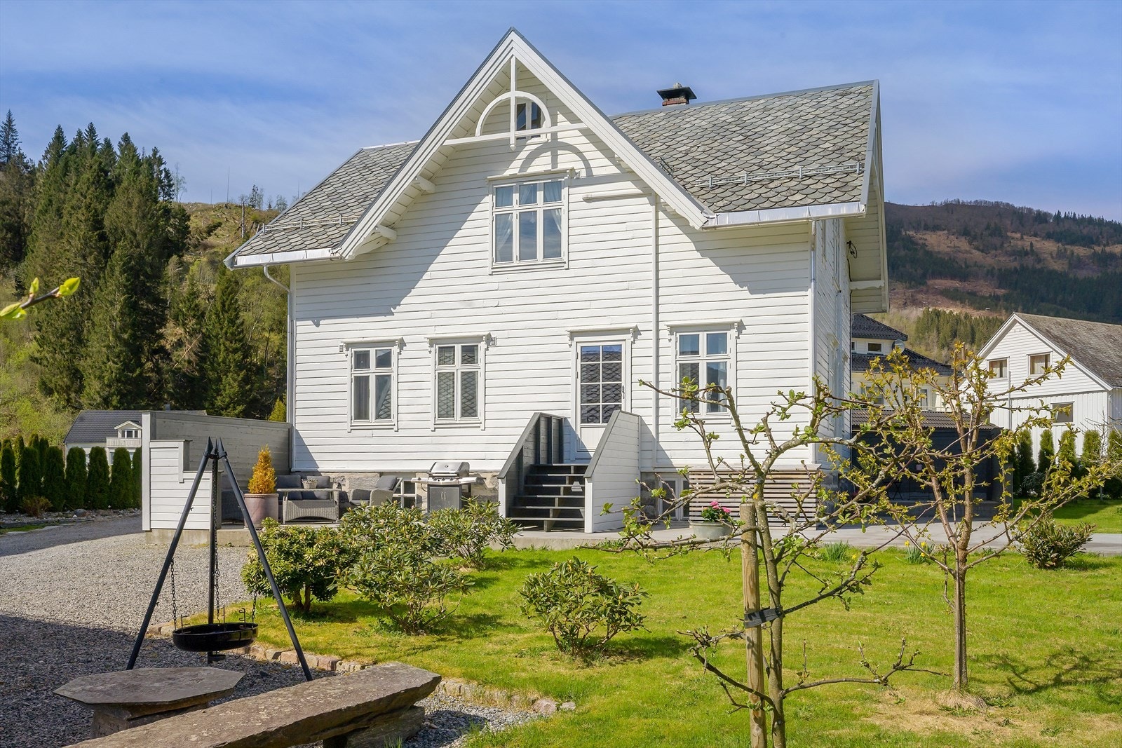 Eigedomen ligg sørvendt og er godt skjerma med tujahekkar og skjermingsveggar Galleribilde