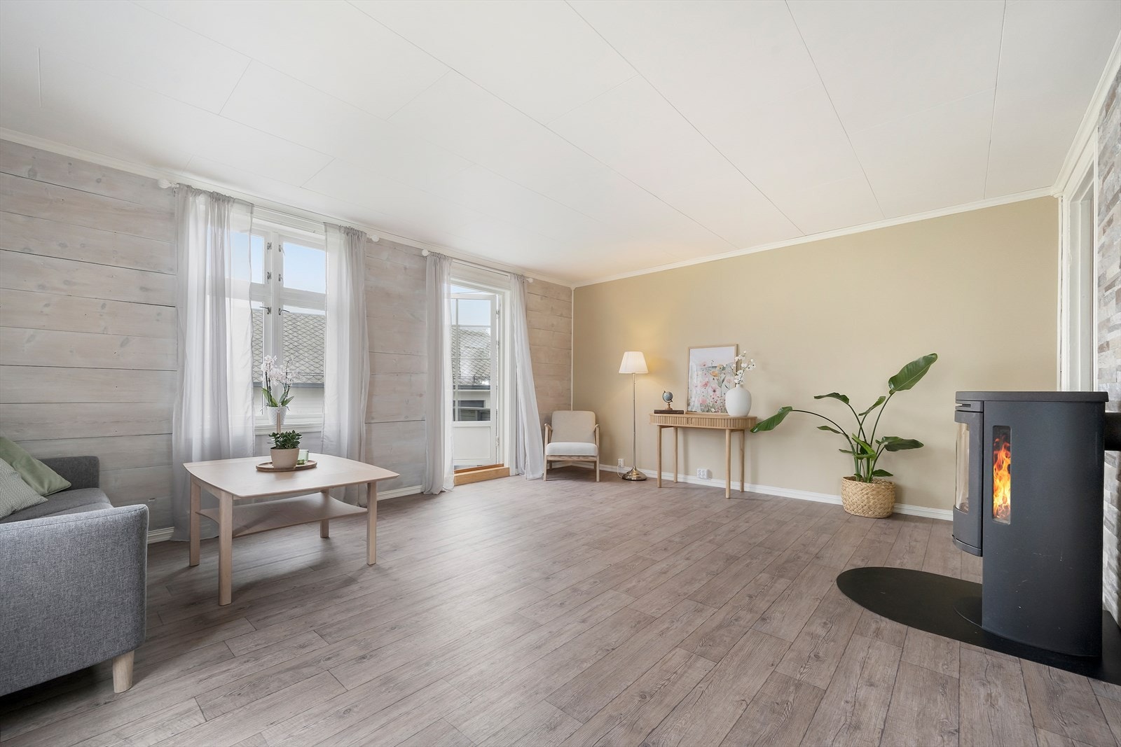 Det er både vedomn og varmepumpe av nyare dato i opphaldsrommet Galleribilde