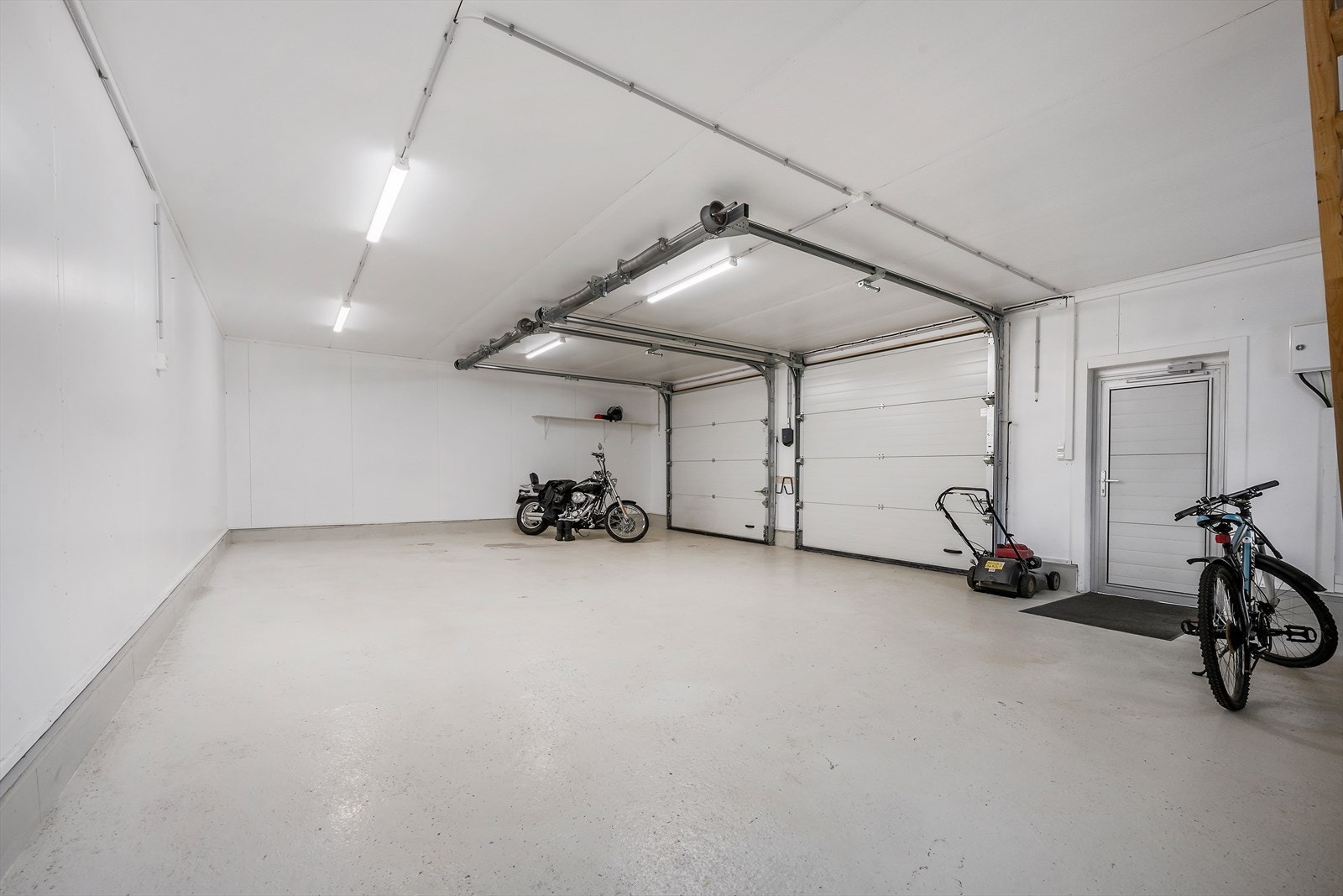 Her er det god plass til bilar og verkstad og varmepumpe varmar godt opp arealet Galleribilde