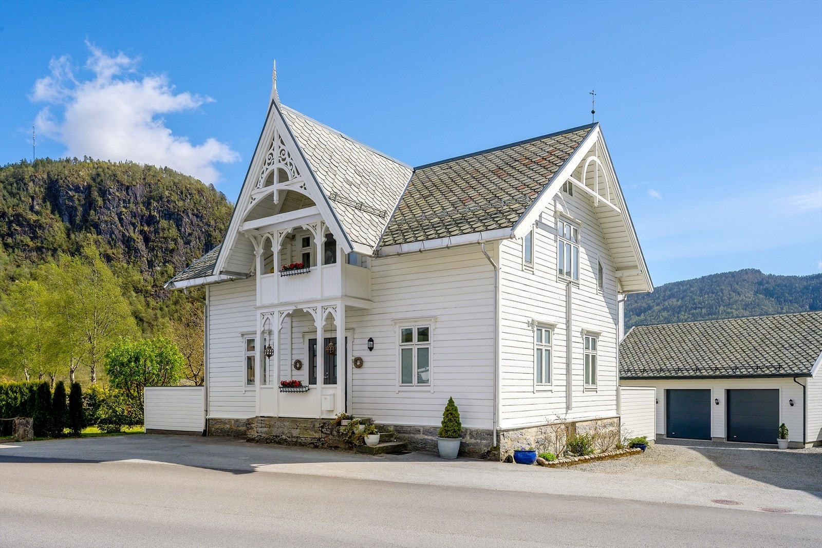 Bustaden er oppført i klassisk sveitserstil og er ein svært spennande bustadeigedom med mykje historie som strekker seg tilbake til 1900 Galleribilde