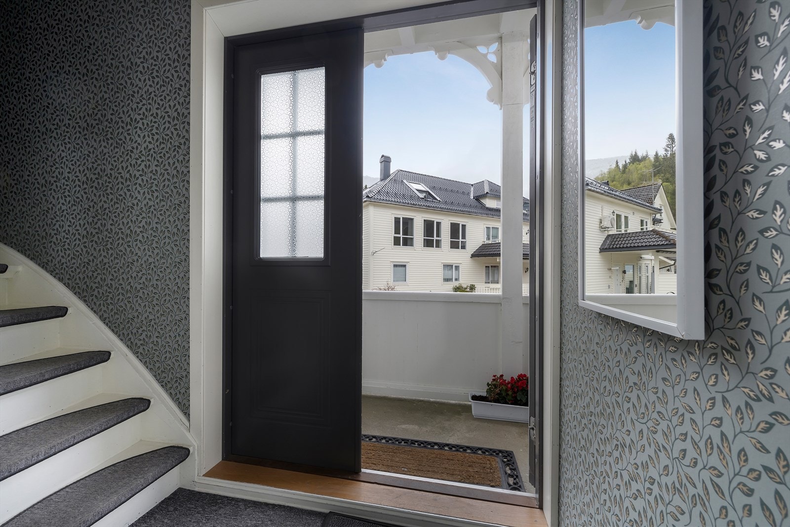 Via overbygd entre med flotte uskjæringar leiar to-fløya inngangsdør inn i entre Galleribilde