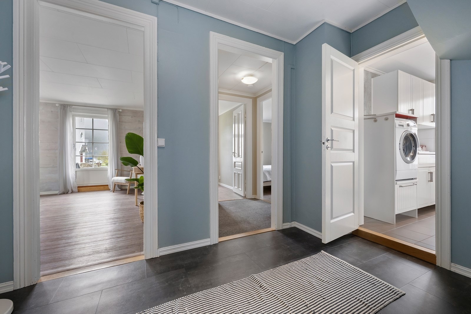 Mellomgang av god storleik med plass til oppbevaring Galleribilde