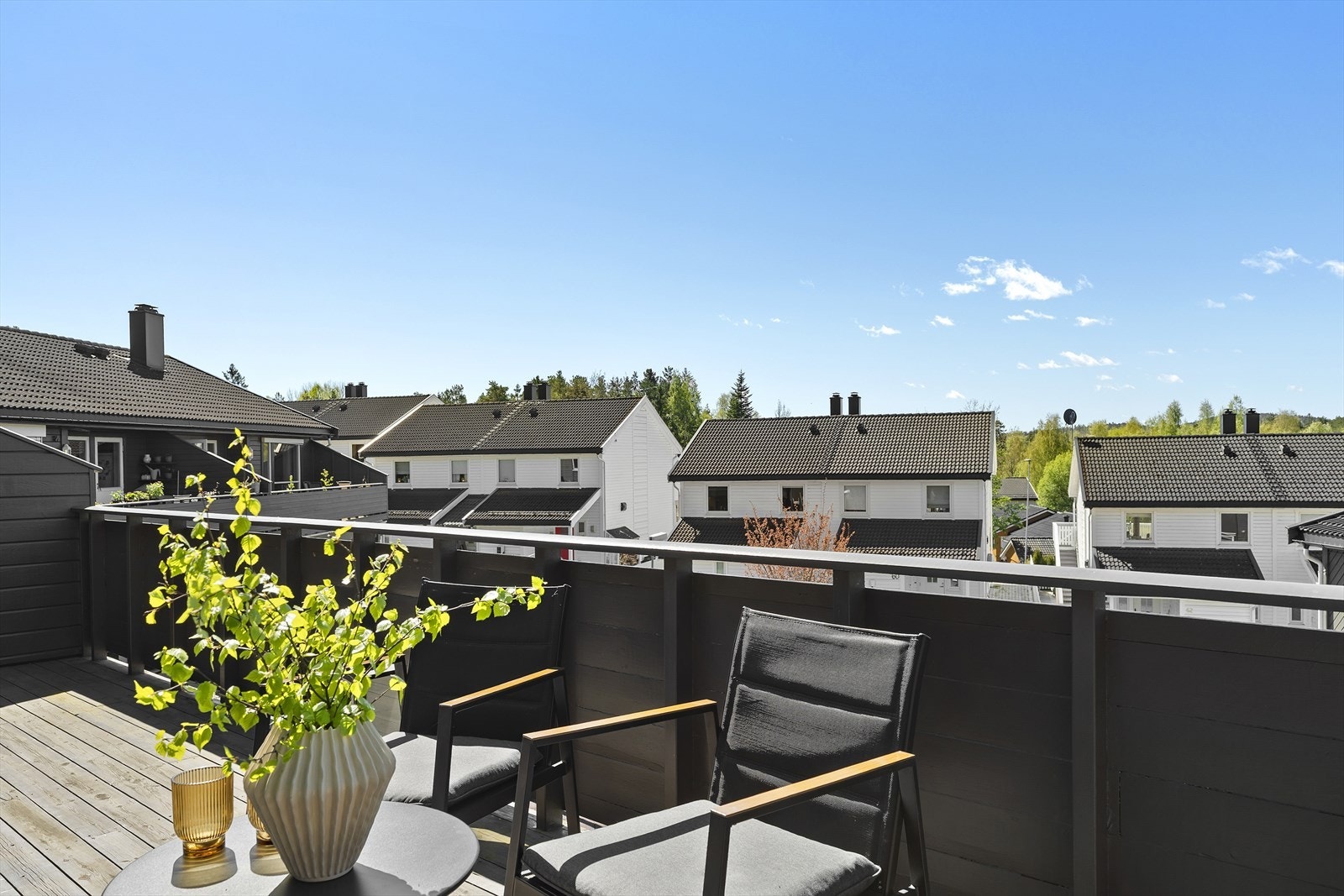 Fra stuen er det direkte utgang til en romslig balkong på cirka 20 m². Galleribilde