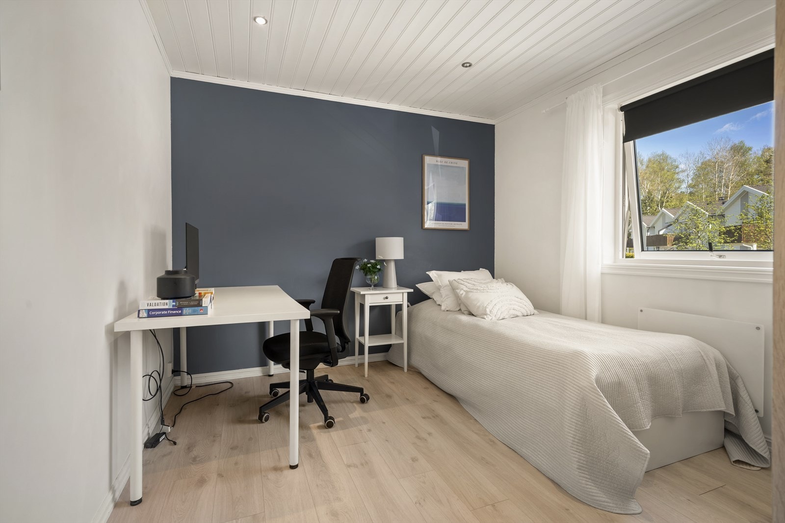 Leiligheten inneholder to soverom. Dette rommet har plass til både seng og kontorplass. Galleribilde