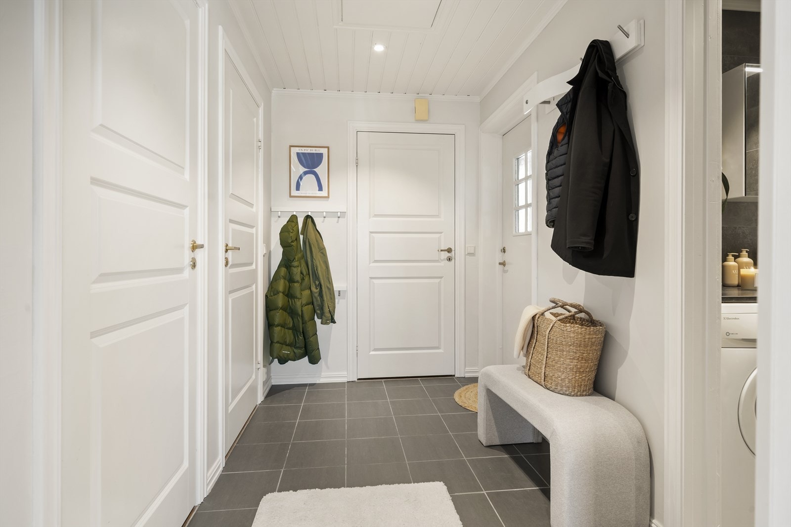 Fra gangen er det tilgang til leilighetens to soverom, bad og bod. Dørene er profilerte og formpressede. Galleribilde