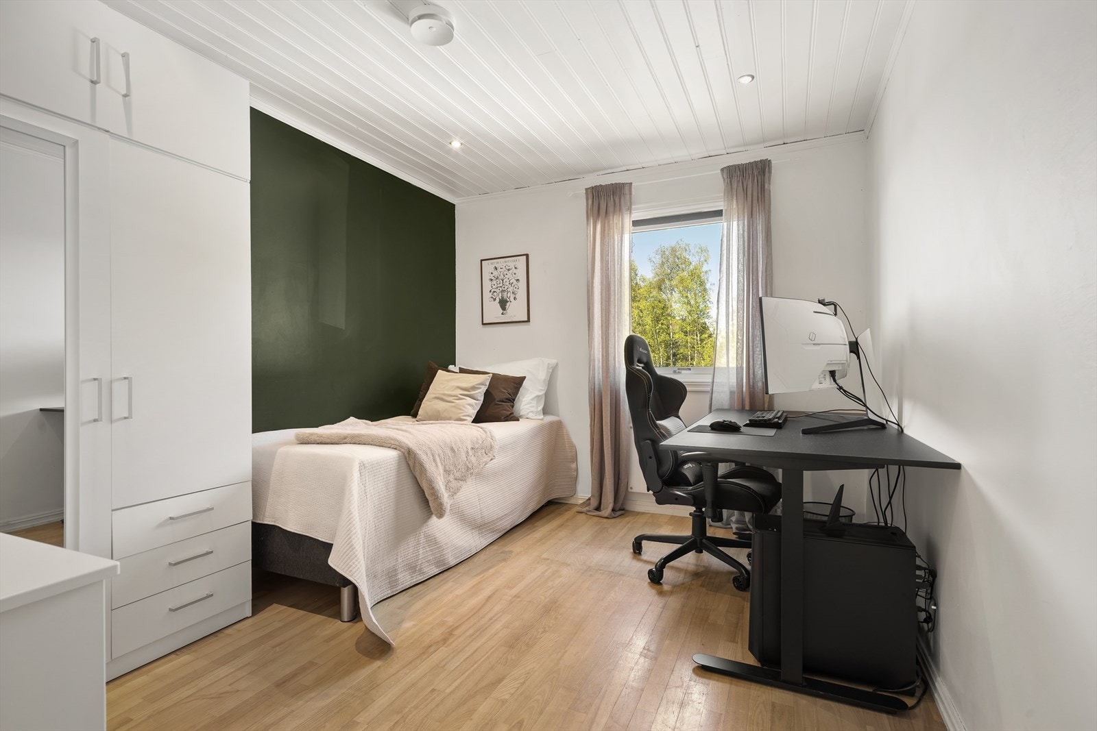 Det andre soverommet er også av god størrelse, med plass til seng og garderobeløsning. Galleribilde