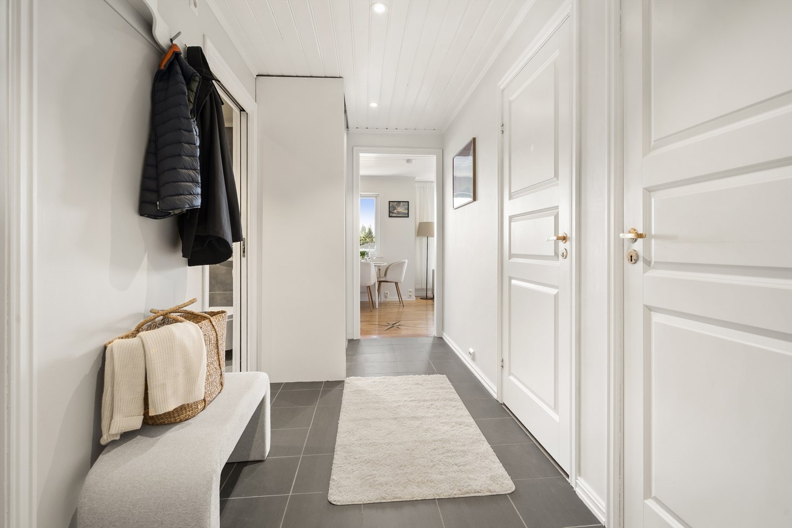 Entréen har flislagt gulv og downlights i taket, og gir et godt førsteinntrykk. Galleribilde