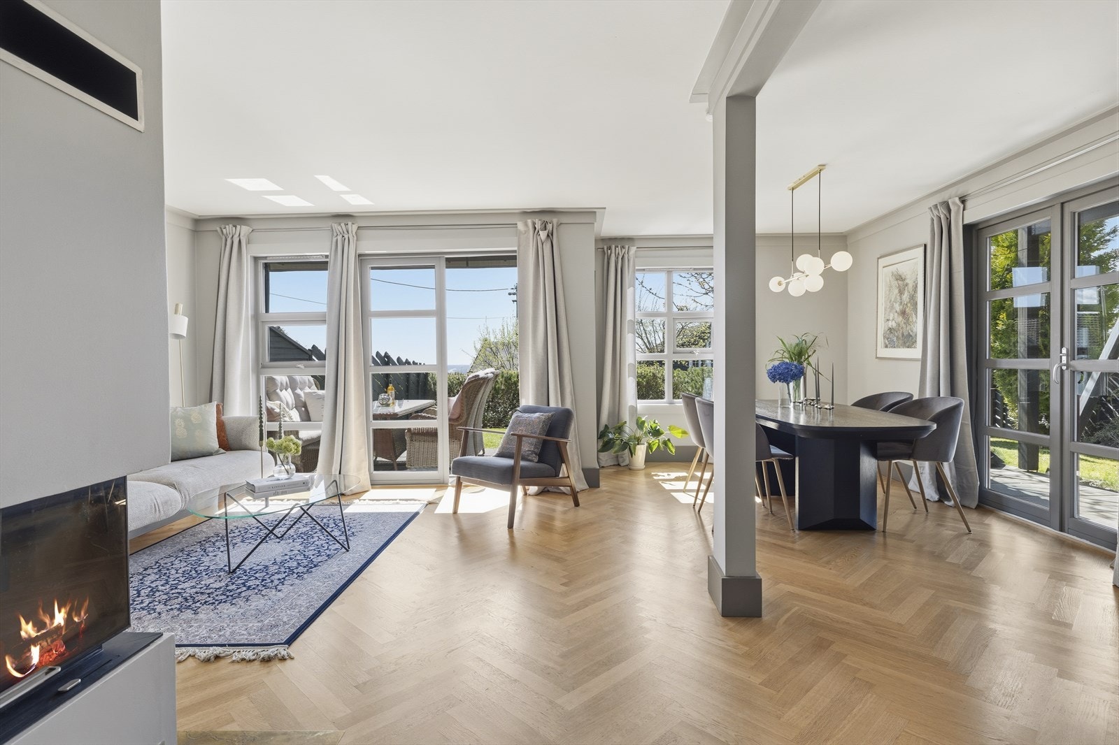 Oppusset, lys og meget lekker leilighet. Den åpne stuen har store vinduer og terrassedører på to vegger Galleribilde