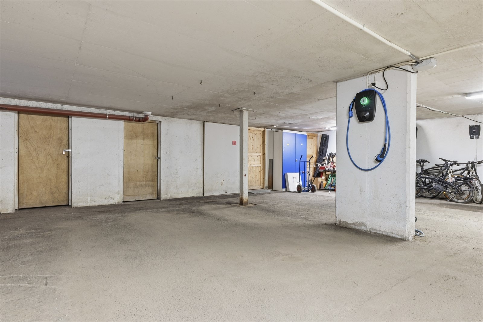 Leiligheten disponerer én biloppstillingsplass med elbillader i felles garasjeanlegg. I tillegg disponerer leiligheten én bod på ca. 12 kvm i direkte tilknytning til biloppstillingsplassen Galleribilde