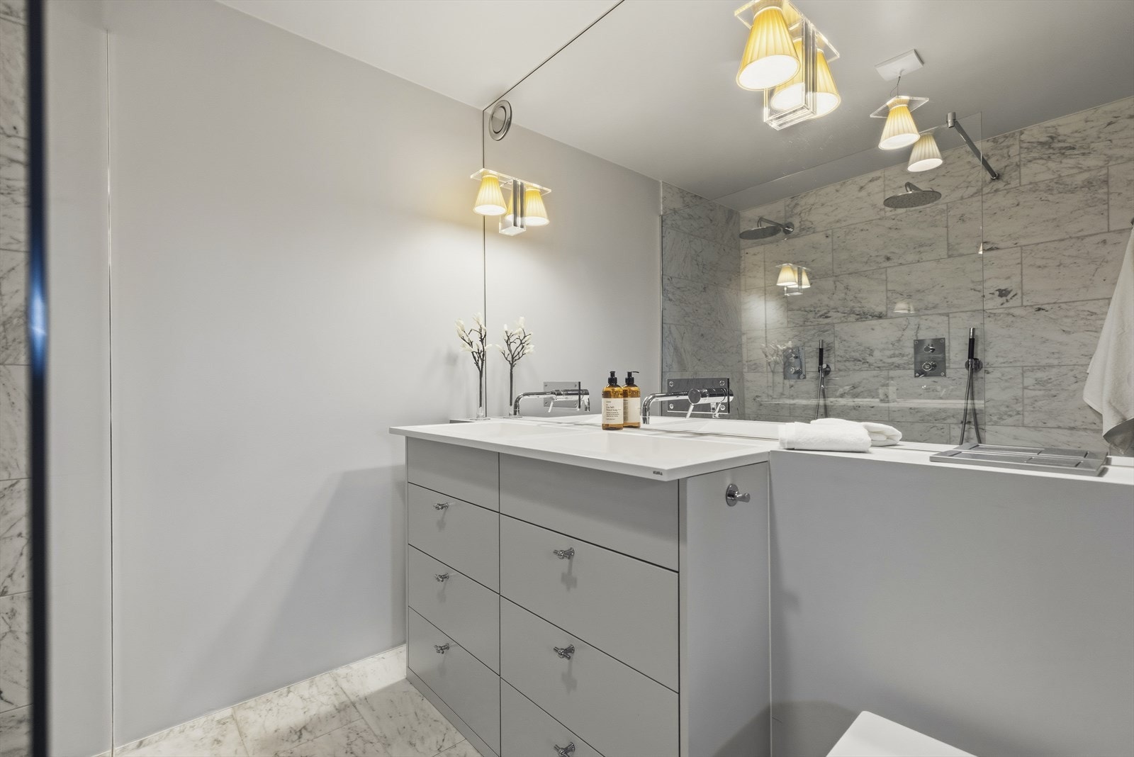 Meget pent flislagt bad/wc med varmekabler i gulv. Badet ble pusset opp i 2020/-21 Galleribilde