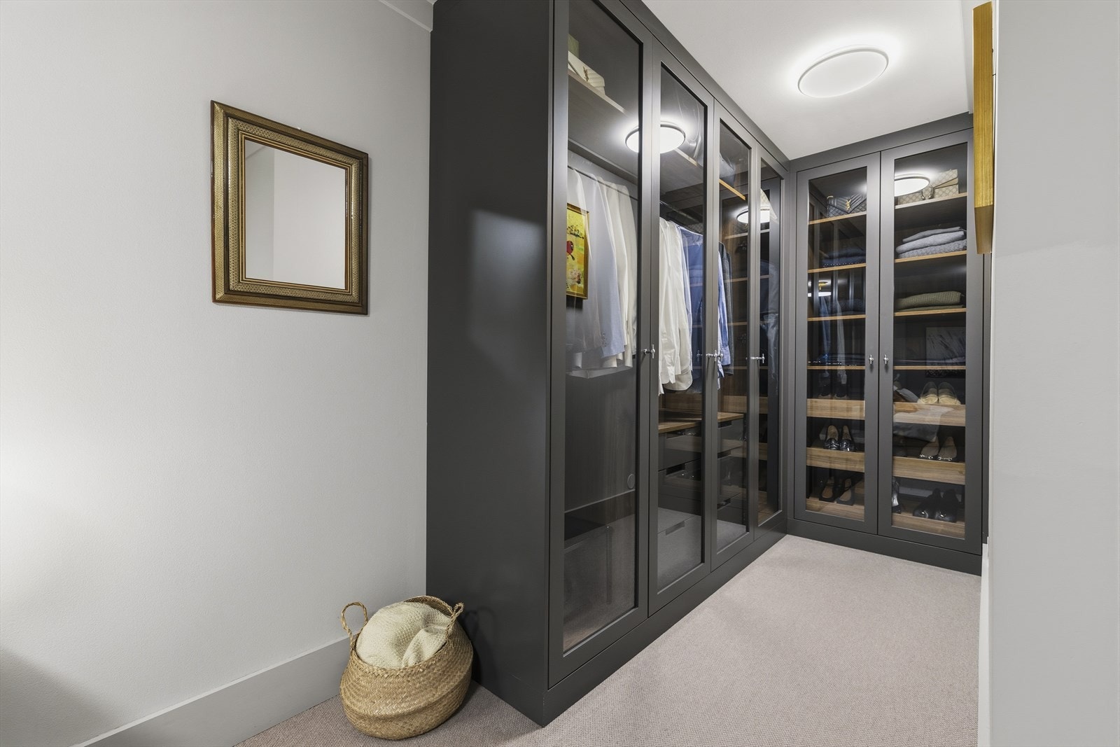 Praktisk og lekker walk-in garderobe Galleribilde