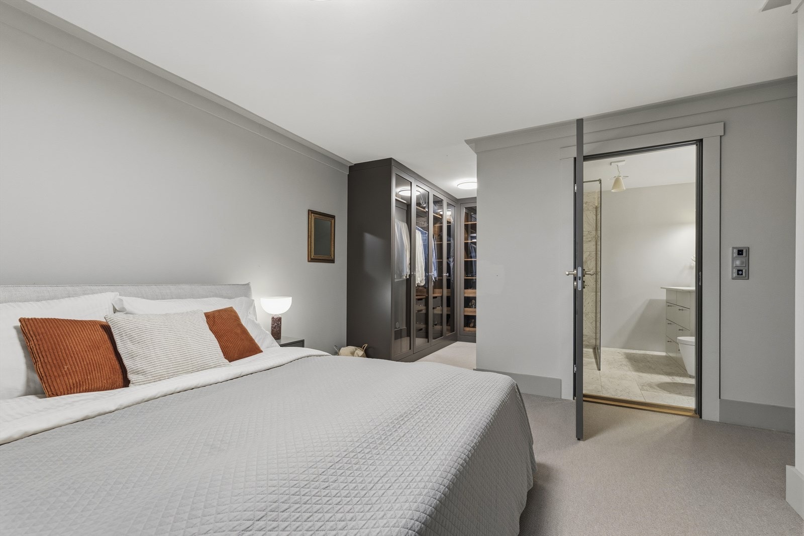 Hovedsoverom med walk-in garderobe og en-suite bad Galleribilde