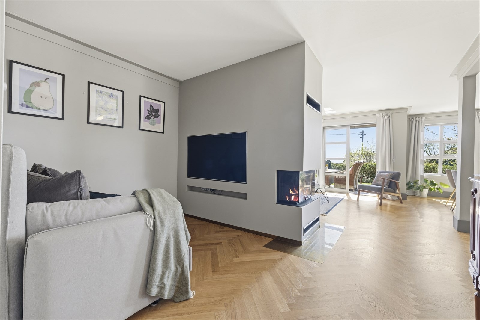 Avskjermet fra stuen har leiligheten en veldig hyggelig TV-krok med plass til innebygd TV som går i ett med veggen Galleribilde