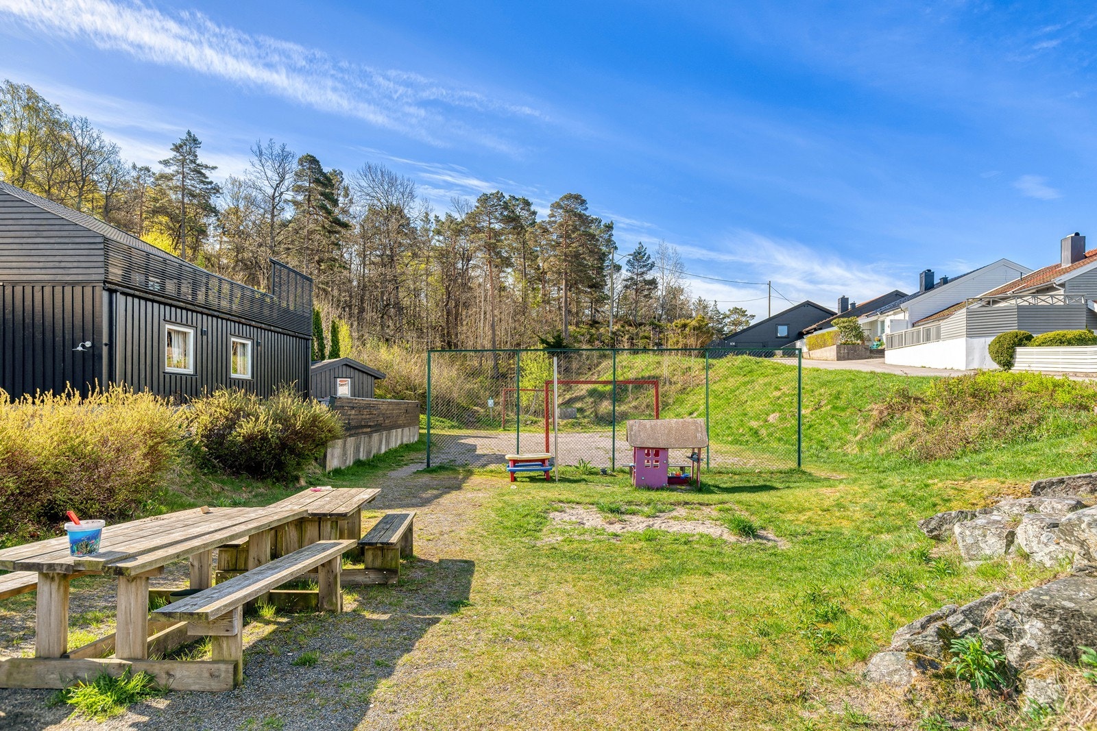 Lekeplass med mulighet for ballspill like ved boligen Galleribilde