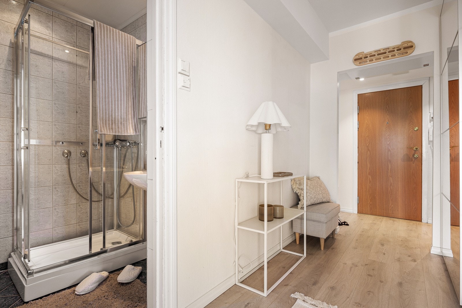 Badet er helfliset, og har varmekabler i gulvet. Galleribilde